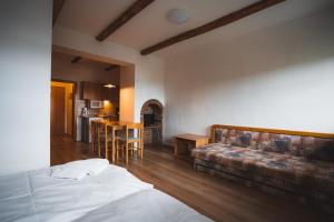 Postel nebo postele na pokoji v ubytování Apartmány Jurica Boží Dar 86