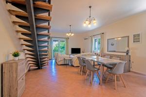 TV a/nebo společenská místnost v ubytování Corfu Summer Maisonette