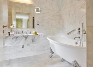 Ένα μπάνιο στο Actons Hotel Kinsale