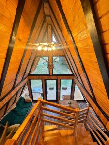 einen Blick über ein Zimmer in einer Holzhütte in der Unterkunft Moldav-A Frame in Câmpulung Moldovenesc