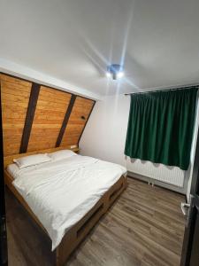 Un pat sau paturi într-o cameră la Moldav-A Frame