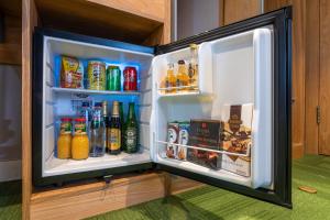 ein offener Kühlschrank voller Getränke in der Unterkunft Aurora Hotel in Ulaanbaatar
