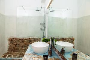 bagno con 2 lavandini e specchio di Margietta's Suites Nafplio a Nauplia
