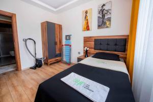 um quarto com uma cama num quarto em Elegance Residence em Kayseri
