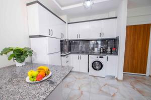 uma cozinha com um prato de frutas num balcão em Elegance Residence em Kayseri