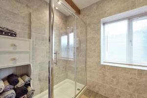 Bathroom sa Beautiful barn with private log fired hot tub