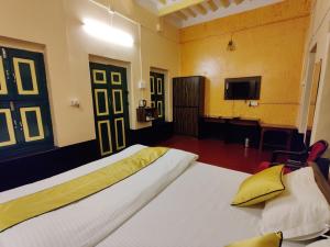 Una cama o camas en una habitación de Tulin Heritage Bungalow - Purulia