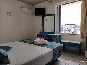 Postel nebo postele na pokoji v ubytování Knossos Hotel