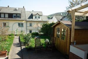 un patio trasero con 2 sillas y un cobertizo pequeño en Niedersburger Eck, wandern, radfahren, genießen, erholen en Boppard