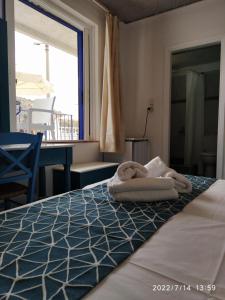 Postel nebo postele na pokoji v ubytování Knossos Hotel