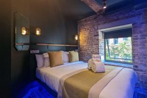 Postel nebo postele na pokoji v ubytování Briggate Hotel