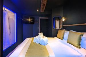 Postel nebo postele na pokoji v ubytování Briggate Hotel