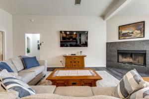 Fotografie z fotogalerie ubytování Spacious 5 BDRM Home Mins to Wineries with Private Pool and Hot Tub! v destinaci Johnson City