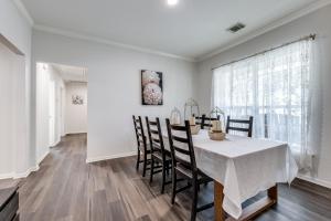 Fotografie z fotogalerie ubytování Spacious 5 BDRM Home Mins to Wineries with Private Pool and Hot Tub! v destinaci Johnson City