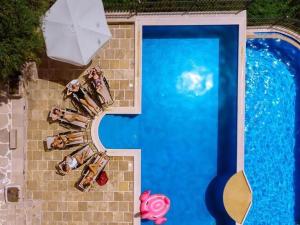 a rendering of a swimming pool with a letter e at Pietra Mare Apartments in Petrovac na Moru