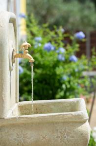 un baño de aves con una fuente de agua en Villa Isabella, en Toroni