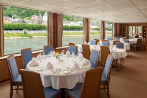 A restaurant or other place to eat at KD Hotelship Düsseldorf Comfort Plus