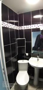 Łazienka z białą toaletą i umywalką w obiekcie Equipée 2 personnes proche Paris w mieście Argenteuil +4 zdjęcia