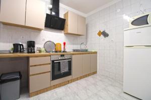 Kuchyňa alebo kuchynka v ubytovaní Apartment Luka 2192
