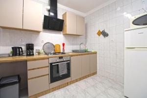 Kuchyňa alebo kuchynka v ubytovaní Apartment Luka 2192