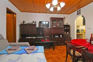 Televízia a/alebo spoločenská miestnosť v ubytovaní Apartment Luka 2192