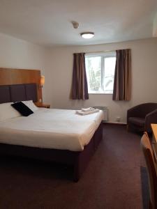 Llit o llits en una habitació de V Lodge Manchester