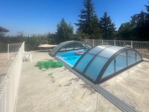 Πισίνα στο ή κοντά στο GiTE ATYPIQUE AVEC PISCINE COUVERTE en été