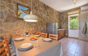 d'une salle à manger avec une table et un réfrigérateur. dans l'établissement 2 Bedroom Gorgeous Home In Agropoli, à Agropoli
