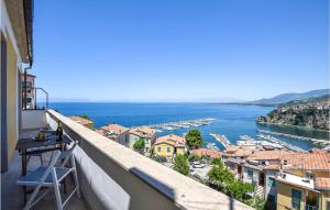 - un balcon avec vue sur l'eau dans l'établissement 2 Bedroom Gorgeous Home In Agropoli, à Agropoli