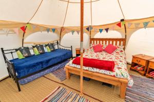 イフラクームにあるFinest Retreats - Ash Lotus Belle Tentのテントの中にベッドが2つある寝室