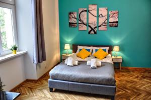 a bedroom with a bed with a green wall at Wiślna 4 by Homeprime in Krakow