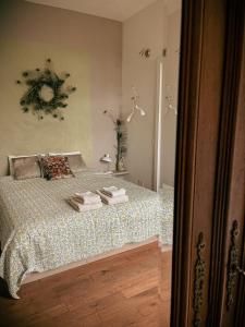 Llit o llits en una habitació de Le Relais du Doubs en Bourgogne