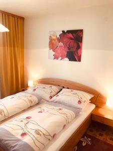 Cama ou camas em um quarto em Braunegger-Hof Gasthof Mayer