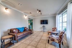 una sala de estar con un sofá y sillas en 5 BDRM Home on 2 Acres Mins To Wineries Private Heated Pool and Hot Tub, en Johnson City