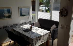 a living room with a table and a couch at Ferienhaus große Krabbe in Neuharlingersiel +9 photos