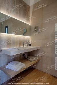 uma casa de banho com um lavatório e um espelho em Gite Villa Elisaia location de meublés de tourisme chez l'habitant em Arès