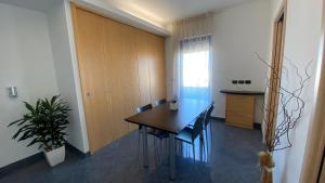 Cette chambre comprend une table et des chaises. dans l'établissement Blu Residence - Hotel nel Salento, à Casarano