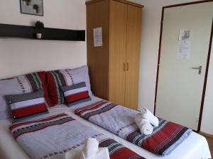 Postel nebo postele na pokoji v ubytování Parton Hotel & Bowling