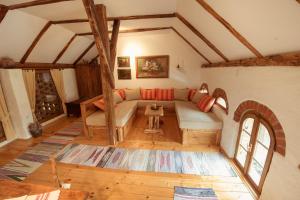 ein Wohnzimmer mit einem Sofa und einem Tisch in der Unterkunft Country House Stara Kapela in Nova Kapela