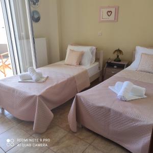 two beds sitting next to each other in a room at ARETI 3 in Petalidi