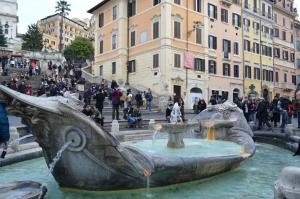 Ein Brunnen in einer Stadt mit Leuten, die um ihn herum sitzen. in der Unterkunft Holiday home Zia Gina in Rom