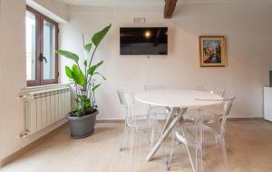 comedor con mesa blanca y sillas en Venice Campo del Ghetto Novo - Lovely apartment with canal view en Venecia