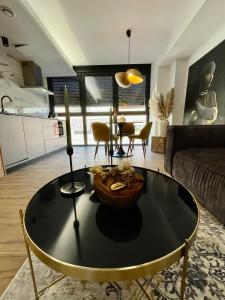 una sala de estar con una mesa con un tazón. en Ágata 10-4E en Alicante