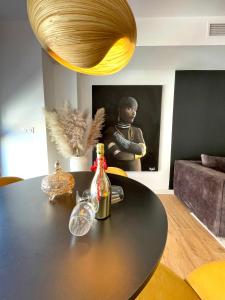 a table in a living room with a picture of a man at Ágata 10-4E in Alicante