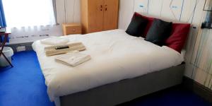 En eller flere senge i et værelse på Bloomfield Hotel