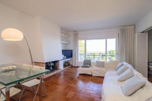 ein Wohnzimmer mit einem weißen Sofa und einem Glastisch in der Unterkunft AW-2 CALELLA DE PALAFRUGELL 6Pax in Calella de Palafrugell