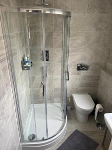 y baño con ducha y aseo. en Lovely 2 Bed apartment in Leeds centre (Netflix), en Leeds
