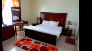 1 dormitorio con 1 cama y alfombra de flores rojas en City Square Gate 4 - Ultra Apartment - Full Sea View en Alexandría