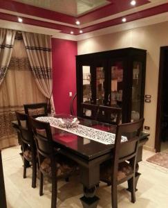 comedor con mesa negra y sillas en City Square Gate 4 - Ultra Apartment - Full Sea View en Alexandría
