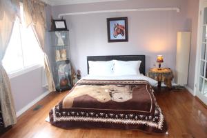 um quarto com uma cama com um cobertor em Mac B&B em Ottawa